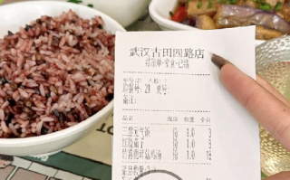 省钱的年轻人 在外卖骑手商城捡便宜 ！网友：​不是买不起、而是主打性价比 ！