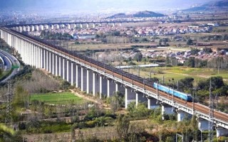 106节车厢的超长火车震撼再现！一次载重1.2万吨 !