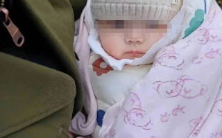 被遗弃半岁女婴父母双亡?当地回应：仍在排查及寻找其父母 ！