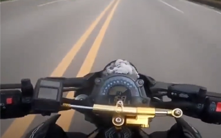 狂飙169km/h 两男子骑摩托竞速还多次逆行超车：被撞到沟里 ！