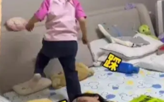 向佐被3岁女儿蹬鼻子上脸！网友：妥妥的女儿奴了 ！