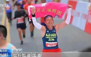 大叔重学走路后拿90多个长跑奖牌！直言：“希望80岁还能在赛道上跑” ！