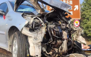 小车高速爆胎飞旋4圈 司机毫发无伤 ！直言：“幸好我系了安全带 不然肯定被甩出去了” ！