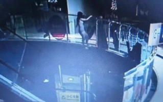 15岁女孩KTV陪酒坠楼画面曝光！母亲称：仍需至少3个月的康复治疗 ！