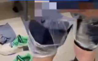 男子身上绑50部手机被海关查获：神色异常，体态臃肿 ！
