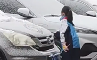 女孩雪后为车主擦去不雅留言 ！车主查看监控后：上一秒是愤怒 下一秒是暖心 ！
