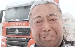 货车司机雪天淋成雪人! 流泪感慨： “下辈子要好好上学” !