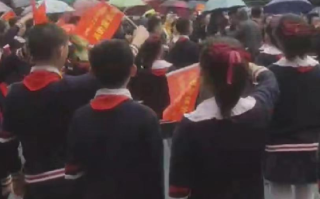 小学被指让学生淋雨参加活动 ！校方回应：说法不属实，“老师不可能让学生一直淋雨” ！