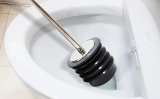 马桶堵塞怎么疏通皮搋子?