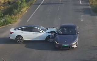 十字路口小米SU7被日产天籁拦腰横撞：责任判了 ！