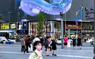 成都春熙路巨型3D蛇太逼真引争议：有网友不敢靠近 ！