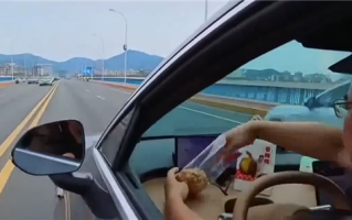 双手脱离方向盘大吃大喝 男子买新车晒智驾被交警找上门 !