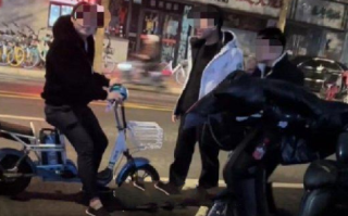 女孩街头遭骚扰:5千当半天男友 ！当事人直言：真的被男子说的话“恶心到” ！