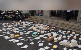 双11涉诈快递在派出所院里摆一地：包装各异，都以中奖之名，行诈骗之实 ！