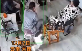 一家人围炉煮茶烤鸡蛋爆炸！当事人：自己离得特别近，当时被崩了一身蛋黄 ！