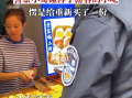 特警碰掉游客小吃后重新买了一份 ！​网友：小哥哥也太实在了吧！