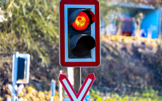 80岁老人开老年代步车撞车 保险公司以车辆属性不符拒赔！法院判了 ！