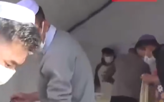 甘肃地震受灾群众吃上热牛肉面：志愿者忙碌不停 ！