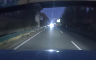 齐齐哈尔高速一SUV开远光逆行 交警：已锁定车辆 将严惩！ 