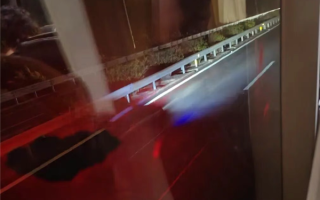 惊险！大巴高速行驶中行李舱门突然打开：行李甩飞砸中其他车辆 ！