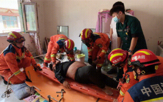 300斤男子突发心脏病却无法通过楼梯 吊车悬空救人 !