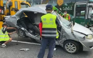 台湾游览车与轿车相撞致4死22伤: 详细肇事经过还有待进一步调查 !