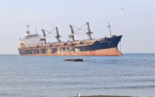 摄影师霸占网红景区沙滩称10万买地 官方回应：无私人承包 !