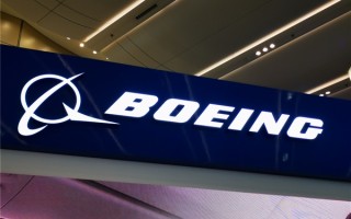 737高空飞行舱门意外脱落！波音全球停飞股价暴跌 ！