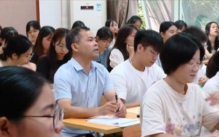 52岁大学生将毕业：一家四口都在上学 ！