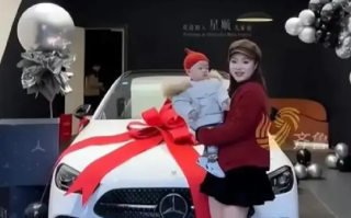 小姑子帮带娃一年 哥嫂送奔驰车 ！网友：全网混得最好“德华”！