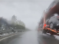 雨天时速超110km/h撞上半挂车负全责 司机：我开了辅助驾驶 !