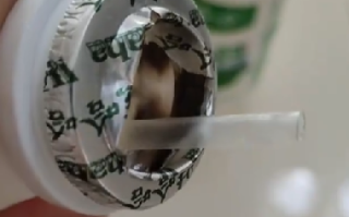 男子称娃哈哈AD钙奶内喝出蘑菇 ！厂家：需要去医院开相关证明才能进行赔偿 ！