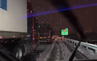 春节回家困在暴雪途中：多位电车车主表示“不后悔下次还开” ！