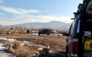 游客露营拒付费 村民粪车浇地 ！当地管理处回应：系村民个人行为！