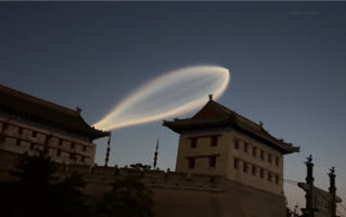 西安上空不明飞行物有长拖尾 专业人士揭秘：实为火箭云 !