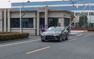 双电机四驱+800V架构！哪吒S猎装车谍照曝光 ！