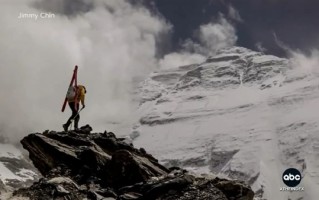 50岁美国登山家成功从珠峰北壁滑降 有史以来第一人！ 