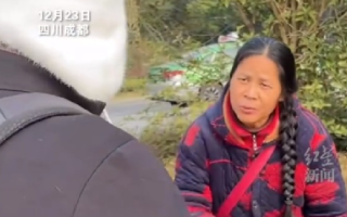 成都阿姨用流利英语卖水果！直言：“英语不重要，买我水果就好” ！