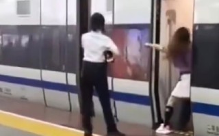女子伸腿阻止高铁关门被行拘！网友质疑为何能得逞 ！