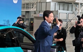 首批小米SU7今日交付！雷军亲自为车主开门、合影 ！