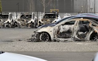 破坏事件频发！法国一特斯拉经销商遭人为纵火 12辆新车烧成骨架 ！