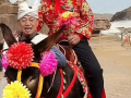 于东来延安游玩 戴红头巾穿花棉袄骑毛驴 建议景区为游客着想平价卖商品 ！