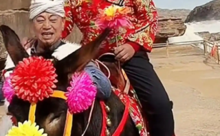 于东来延安游玩 戴红头巾穿花棉袄骑毛驴 建议景区为游客着想平价卖商品 ！
