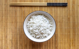 老板请工人及家属吃团年饭来了2千人：再加20桌 热闹一下 ！