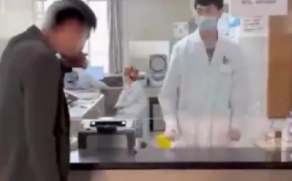 网红用饮料做尿检并当医生面喝下：已接受拘留15天处罚，并向被戏弄的医生和网友道歉 ！