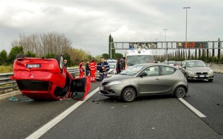 上午买车险、下午出事故！保险公司能拒赔吗：高法科普 ！