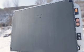 三发子弹接连吃瘪！小米汽车SU7电池抗住子弹射击：为啥这么硬 ！