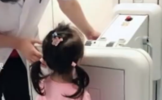 女子带娃拍胸片发现是小孩在操作 卫健局：正在调查 ！