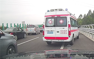 曝奔驰礼让救护车被罚款 车主亲自辟谣：原视频被剪辑了 ！