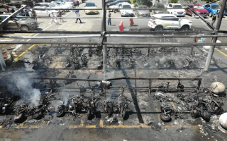 锂电池自燃 湖北42辆电动自行车烧成铁架 距离停车场几步之遥 !